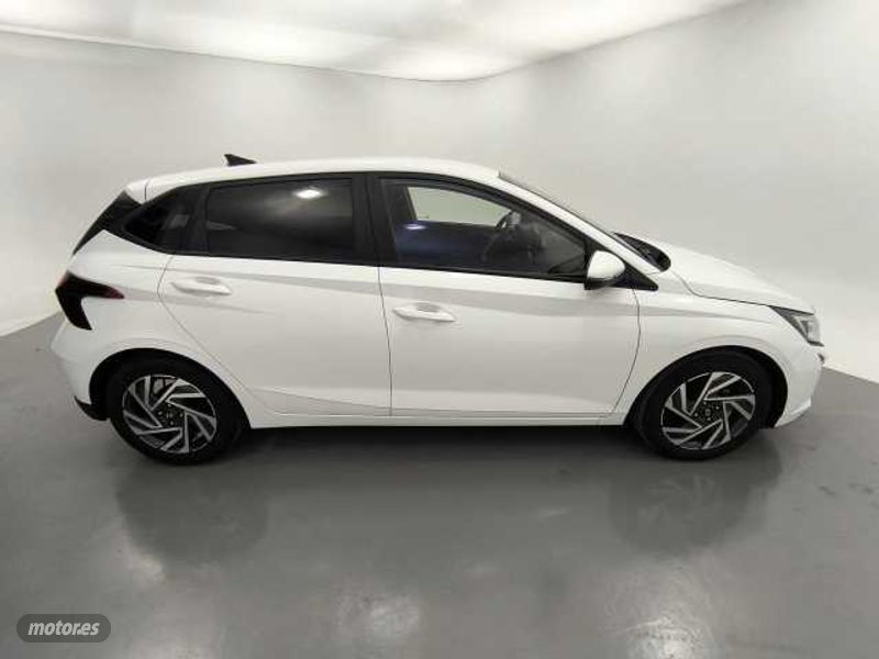 hyundai i20 1.2 mpi klass de 2024 con 6.818 km por 16.900 eur. en barcelona foto grande (3)