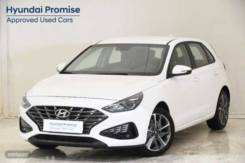 Camisa de cuadros con bolsillo  de segunda mano - Hyundai i30 1.5 DPI Klass SLX 110 de 2024 con 10.266 Km por 19.990 EUR. en Asturias