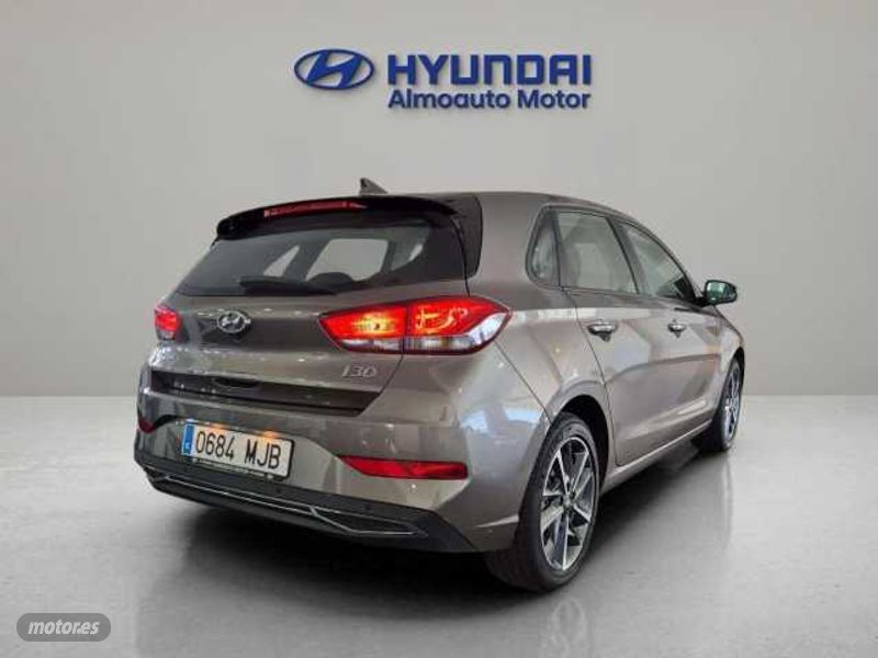 hyundai i30 1.5 dpi klass slx 110 de 2023 con 28.490 km por 17.490 eur. en madrid foto grande (3)