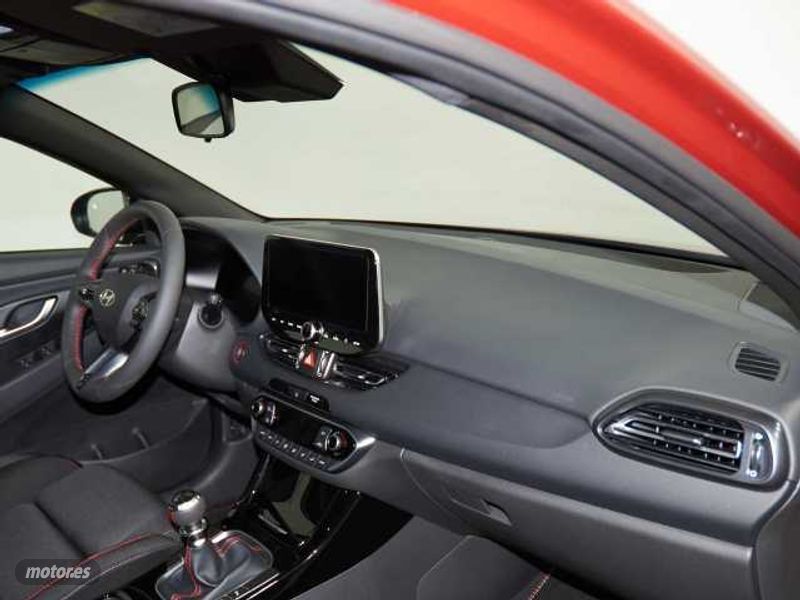 hyundai i30 1.0 tgdi n line 100 de 2025 con 5.000 km por 24.990 eur. en cadiz foto grande (3)