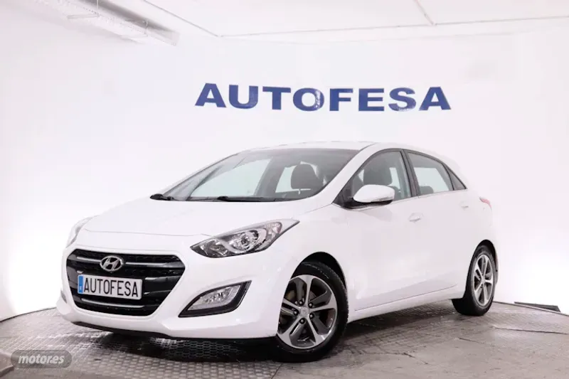 Hyundai i30 1.6 GDI TECNO 135CV 5P #PARKTRONIC de 2015 con 111.000 Km por 10.900 EUR. en Madrid