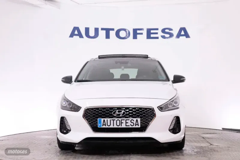 Hyundai i30 1.4 T-GDI AUTO 140CV 5P # TECHO ELEC PANORAMICO, NAVY, PARKTRONIC de 2017 con 109.300 Km...