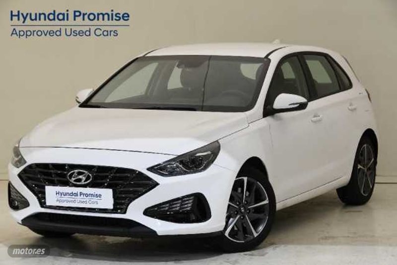 Hyundai i30 1.5 DPI Klass SLX 110 de 2024 con 4.186 Km por 19.990 EUR. en Sevilla