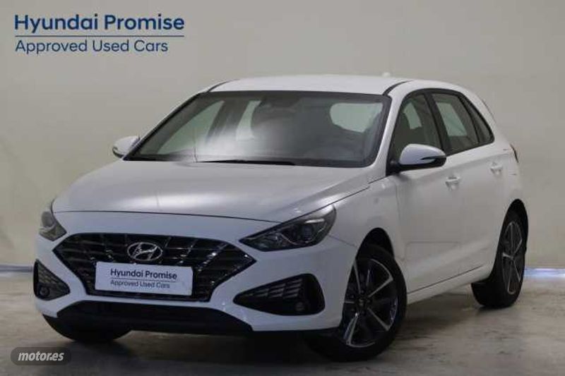 Faros halogenos con luz  de segunda mano - Hyundai i30 1.5 DPI Klass SLX 110 de 2024 con 6.298 Km por 19.490 EUR. en Tarragona