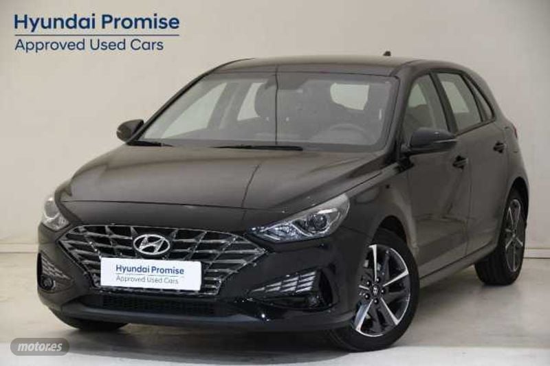 Faros halogenos con luz  de segunda mano - Hyundai i30 1.5 DPI Klass SLX 110 de 2024 con 5.877 Km por 19.490 EUR. en Tarragona