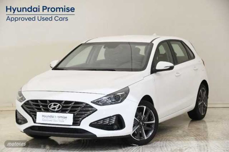 Hyundai i30 15 dpi klass slx 110  de segunda mano - Hyundai i30 1.5 DPI Klass SLX 110 de 2024 con 23.027 Km por 17.900 EUR. en Girona