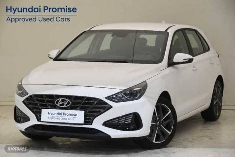 Camisa de cuadros con bolsillo  de segunda mano - Hyundai i30 1.5 DPI Klass SLX 110 de 2024 con 10.905 Km por 19.300 EUR. en Barcelona