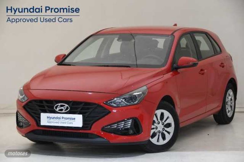 Hyundai i30 ordenador viaje  de segunda mano - Hyundai i30 1.5 DPI Essence 110 de 2024 con 7.777 Km por 16.900 EUR. en Girona