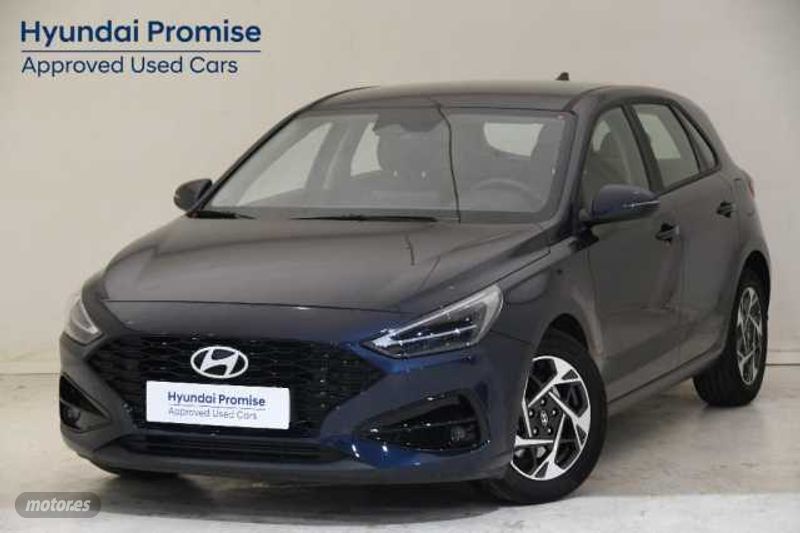 Hyundai i30 ordenador viaje  de segunda mano - Hyundai i30 1.0 TGDI Klass 48V 100 de 2024 con 9.613 Km por 22.990 EUR. en Cadiz