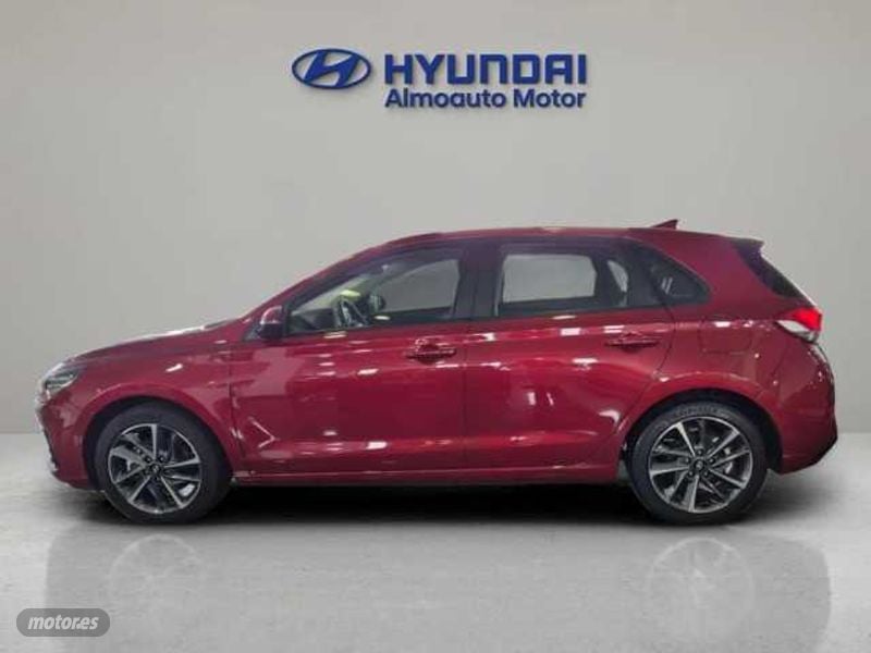hyundai i30 1.5 dpi klass slx 110 de 2023 con 14.300 km por 17.900 eur. en madrid foto grande (2)