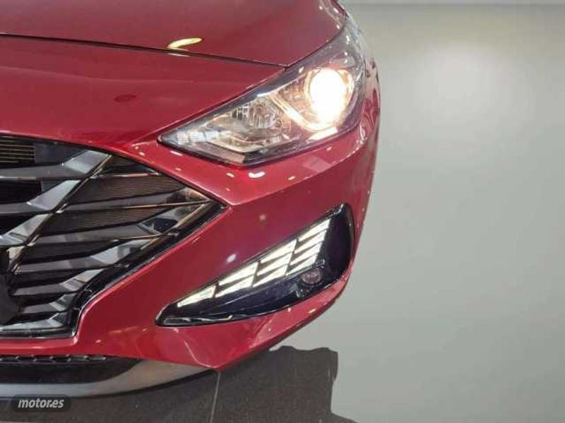 hyundai i30 1.5 dpi klass slx 110 de 2023 con 14.300 km por 17.900 eur. en madrid foto grande (3)