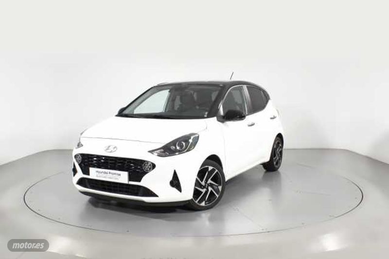 Hyundai i10 rojo  de segunda mano - Hyundai i10 1.2 MPI Tecno 2C de 2022 con 40.453 Km por 14.700 EUR. en Barcelona