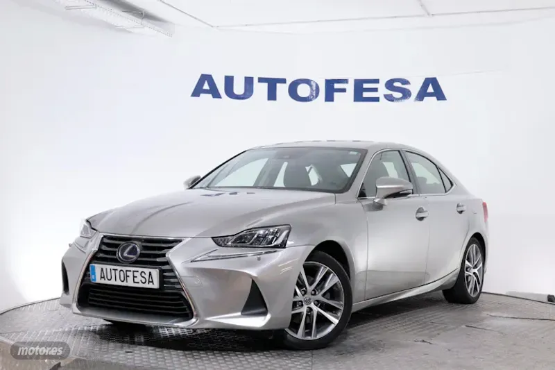 Lexus Is 300 2.5 HYBRID AUTO 224CV 4P # NAVY, PARKTRONIC de 2017 con 143.013 Km por 19.650 EUR. en Madrid