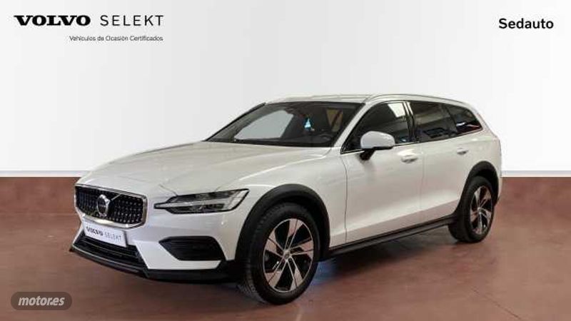 Volvo V 60 V60 Cross Country Core, B4 (diesel) AWD, Diesel de 2022 con 104.204 Km por 32.500 EUR. en...