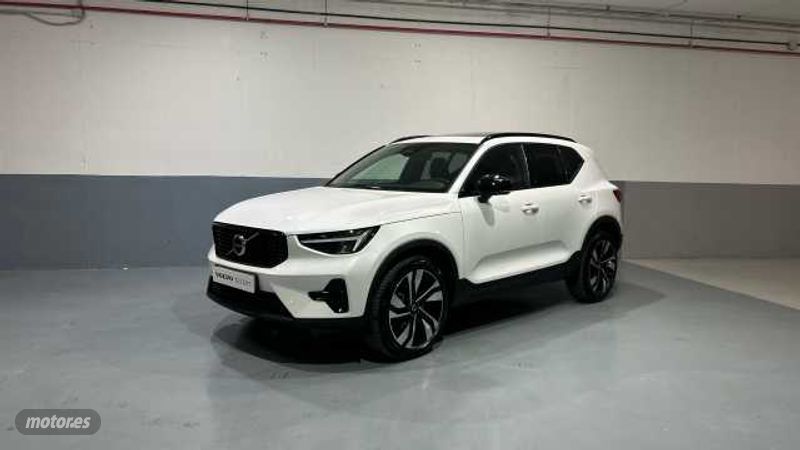 Volvo XC40 Plus, B3 Mild Hybrid, Gasolina, Dark de 2024 con 24.900 Km por 40.900 EUR. en Granada