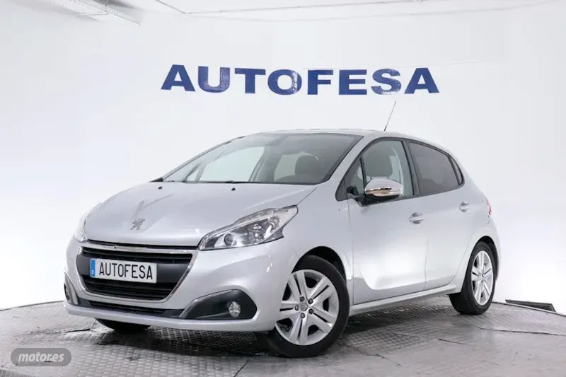 Peugeot 208 1.2 PURETECH 82CV STYLE 5P # NAVY,PARKTRONIC de 2018 con 64.913 Km por 7.990 EUR. en Madrid