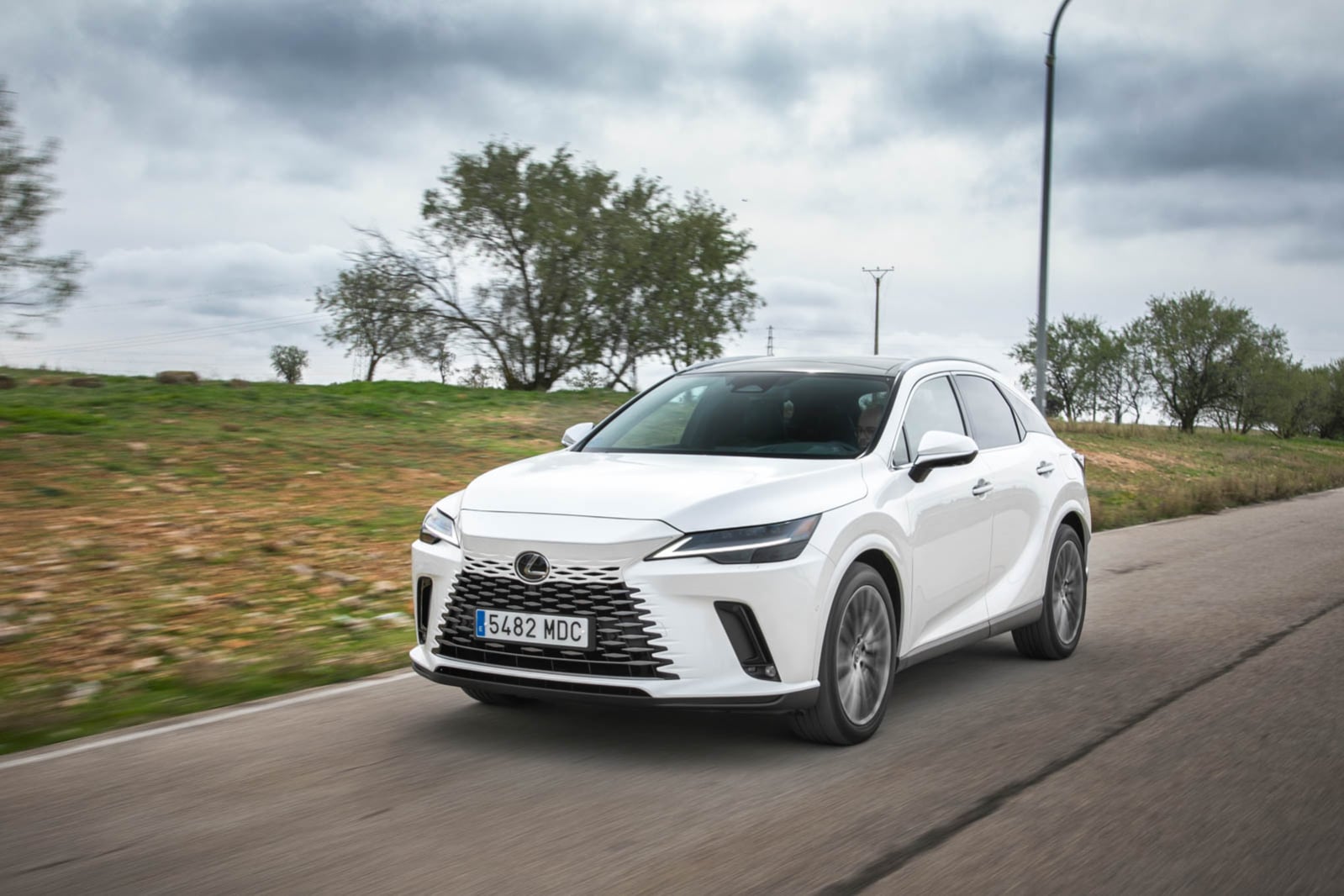 Fotos Lexus RX 450h+ Luxury (Blanco Sonic) MY2023 / Motor.es